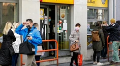 Zase sme začali viac cestovať a chodiť. A to pomáha šíreniu vírusu