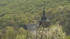 Táto obec je klenotom Stolických vrchov. Vďaka nadšencom nadobúda svoj pôvodný ráz