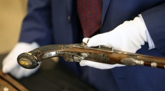 Chcel sa nimi zastreliť. Napoleonove pištole vydražili za astronomickú čiastku