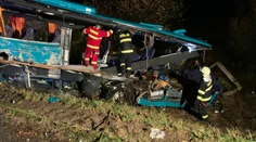 Chlapec zranený pri tragickej nehode autobusu stále bojuje o život