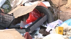 Zo silážnej jamy si spravili smetisko. Hádžu tam pneumatiky aj chladničky