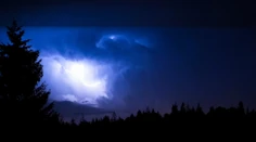 Búrky ešte potrápia juh Slovenska, na niektorých miestach sa môžu vyskytnúť aj krúpy