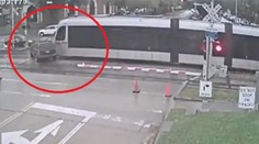 Šokujúce video: Vodič s dvoma deťmi ignoroval červenú, zrazil ich vlak