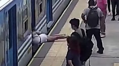 Dráma v Buenos Aires. Mladá žena omdlela a spadla pod idúci vlak