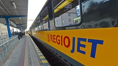 Vlaky na trase Bratislava-Komárno meškajú. Pasažier si nechcel nasadiť rúško a napádal personál