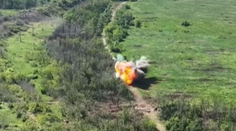 VIDEO: Neželaný ukrajinský darček pre ruské sily. Vozidlo po nabehnutí na mínu okamžite explodovalo