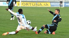 V Nitre to vrelo. Po domácom hráčovi hodili pivo, Šporar zo Slovana rozmlátil strop