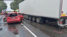 Strety kamiónov s autami sa väčšinou končia tragicky. Uplynulé dva dni si vyžiadali päť životov