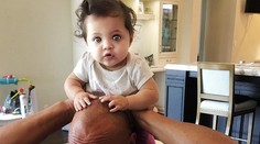 To je krásne bábätko! Akčnému hrdinovi pri dcérke mäkne srdce