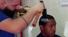 Holič používa na úpravu vlasov kladivo a sekeru. Zákazník ani nedýchal