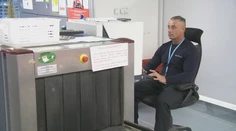 Kulturista Jozef Bomba pracuje na letisku: Jeho postava a meno prinášajú úsmevné situácie