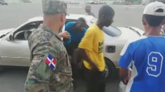 Neuveriteľné: Z jedného auta vystúpilo 18 migrantov