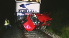 Vodič zaparkoval auto priamo na koľajniciach. Rušňovodič zrážke nedokázal zabrániť