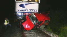 Vodič zaparkoval auto priamo na koľajniciach. Rušňovodič zrážke nedokázal zabrániť
