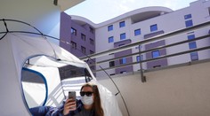 FOTO: Bizarný inzerát: Žena ponúka prenájom stanu na jej balkóne za 480 eur