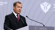 Rusko sa vyhráža ďalšej krajine. Exprezident Medvedev hovorí o anexii dvoch regiónov