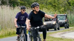 Jubilejné narodeniny prvej dámy oslávili Bidenovci netradične. Na bicykli aj s celou ochrankou