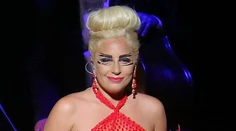 Nič horšie na sebe ešte nemala. Lady Gaga zase ukazovala prsia!