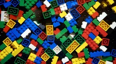 Vedci vysvetlili, prečo tak veľmi bolí, keď stúpime na malý kus stavebnice