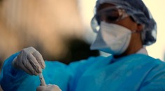 V Británii podľahlo koronavírusu ďalších 181 ľudí, je to najväčší nárast za deň