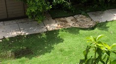 Z lietadla vypadol čierny pasažier. Dopadol vedľa opaľujúceho sa muža a zanechal takýto kráter