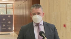 Nie všetky úrady zvládajú nápor žiadateľov o príspevok za ubytovanie utečencov. Minister vnútra však prekvapil