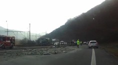 FOTO a VIDEO: Kamión na R1 zdemoloval stredové zvodidlá