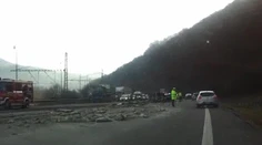FOTO a VIDEO: Kamión na R1 zdemoloval stredové zvodidlá