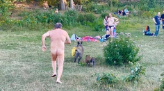 Nudista naháňal diviaka, ktorý mu vzal tašku s laptopom