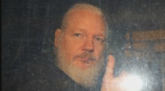 Takto vyzerá Assange po siedmich rokoch, vo väzení bude až do oznámenia trestu