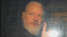 Takto vyzerá Assange po siedmich rokoch, vo väzení bude až do oznámenia trestu