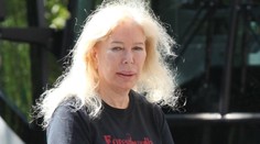 Krásna sestra zo seriálu M*A*S*H sa zmenila na plastikovú kreatúru
