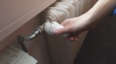 Účty za elektrinu či vodu by sa mali platiť o čosi ľahšie. Mnoho ľudí však na pomoc stále nedosiahne