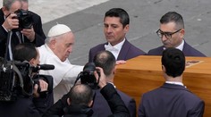 Cirkev sa rozlúčila s emeritným pápežom Benediktom XVI. Pochovali ho v hrobke jeho predchodcu Jána Pavla II.