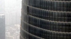 Dráma. Zo 76. poschodia mrakodrapu vypadol sklenený panel