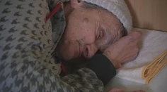 Pani Eva žije na ulici už 10 rokov. Všetko čo má, sa zmestí do malého kufríka