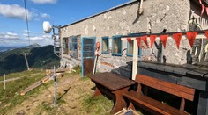 Na hrebeni Malej Fatry vznikol podivný bufet. Je za ním muž, ktorý točil Filipa Kuffu na palube vrtuľníka