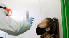 V Česku v nedeľu zaznamenali vyše 3300 prípadov, pozitívny bol každý tretí test