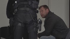 Policajt (35) sa vyhrážal zabitím. Hosťovi v dedinskej krčme dal facku, po druhom hodil stoličku