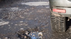 Za dobrotu na žobrotu. Taliansky dôchodca svojpomocne opravil cestu, teraz mu hrozí vysoká pokuta