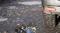 Za dobrotu na žobrotu. Taliansky dôchodca svojpomocne opravil cestu, teraz mu hrozí vysoká pokuta