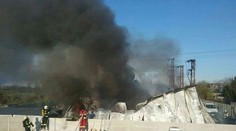 Hasiči zasahujú pri požiari autoservisu v bratislavskom Ružinove