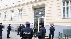 Pre podozrenie na koronavírus uzatvorili gymnázium vo Viedni. Učiteľka má negatívne testy