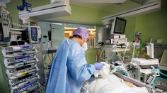 Do nemocníc prichádzajú na pomoc vojenskí lekári