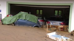 Masívne zosuvy pôdy a blata si v Rakúsku vyžiadali prvú obeť