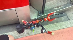 Rodičia prežili chvíle hrôzy. Chlapec na bicykli sa zakliesnil medzi obrubníkom a električkou