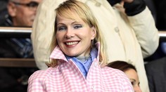 Tretia najbohatšia žena Francúzska čaká dvojčatá. Má 53 rokov!