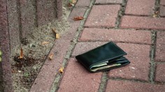 Čestní ľudia ešte nevymreli. Muž našiel na zemi 1000 eur, polícia hovorí o predvianočnom zázraku