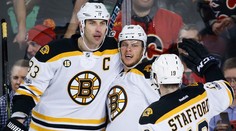 Chára asistoval pri triumfe Bostonu, Calgary prišlo o desaťzápasovú sériu