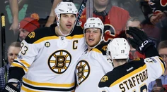 Chára asistoval pri triumfe Bostonu, Calgary prišlo o desaťzápasovú sériu